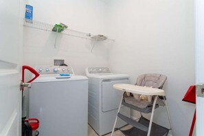 Pientalo, useita sänkyjä, pääsy uima-altaalle (CHG104-9345-3) | Sisätilat