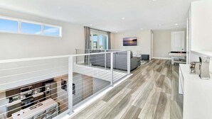 Een modern appartement met balkon, keuken en woonruimte.