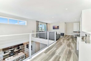 A modern apartment with a balcony, a kitchen, and a living area. - Private Condo, Ideal for Groups. Duplex - 236 (Kissimmee)