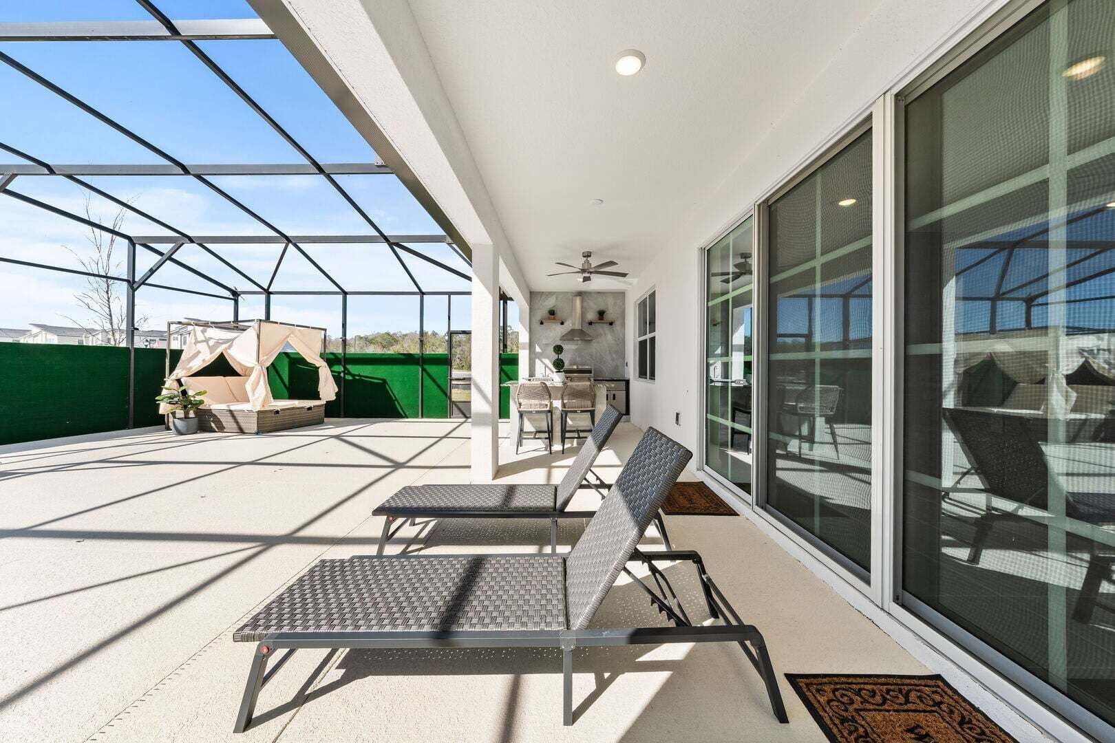 Un espacio al aire libre techado con asientos, una parrilla y vistas del paisaje circundante.