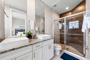 Townhouse, Beberapa Tempat Tidur, akses ke kolam renang, pemandangan kebun (SMV158-7591-3-G) | Kamar mandi