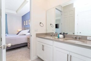 Casa adosada, varias camas, acceso a la piscina, vistas a la piscina (SLA103-2162-5-GP) | Baño