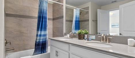 House, Multiple Beds, Pool Access, Pool View (STL120-4827-4-P) | Bathroom