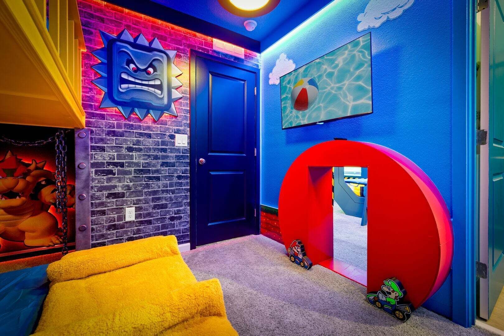 Una habitación con pared de ladrillo, puerta azul, silla amarilla y arco rojo.