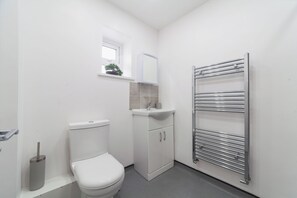 Bathroom - Modern 2-Bed Flat • Golders Green • Free Parking (Greater London)