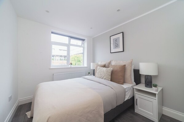 Room - Modern 2-Bed Flat • Golders Green • Free Parking (Greater London)