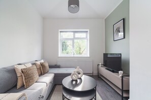 Living area - Modern 2-Bed Flat • Golders Green • Free Parking (Greater London)