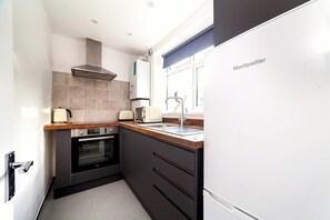 Wasserkocher mit Kaffee-/Teezubehör, Kühlschrank, Mikrowelle, Ofen