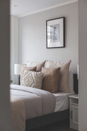 Room - Modern 2-Bed Flat • Golders Green • Free Parking (Greater London)
