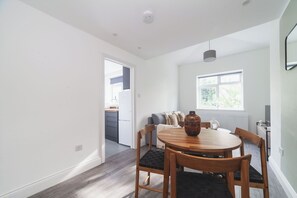 Dining - Modern 2-Bed Flat • Golders Green • Free Parking (Greater London)