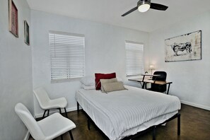 Room - 2 Beds 1 Dedicated Work Space Midtown Phoenix Long Term Welcome (Phoenix)