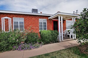 Exterior - 2 Beds 1 Dedicated Work Space Midtown Phoenix Long Term Welcome (Phoenix)