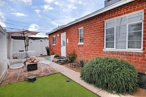 Outdoor dining - 2 Beds 1 Dedicated Work Space Midtown Phoenix Long Term Welcome (Phoenix)