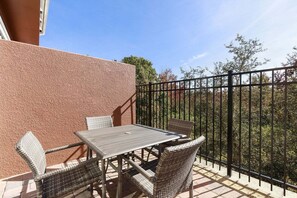 Casa adosada, varias camas, acceso a la piscina, vistas al jardín (SMV134-7524-4) | Restaurante al aire libre
