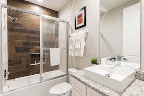 Casa adosada, varias camas, acceso a la piscina, vistas al jardín (SMV134-7524-4) | Baño
