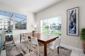 Stadtwohnung, Mehrere Betten, Poolzugang, Poolblick (STL110-4811-5-GP) | Speisen