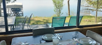 "Water's Edge" Charming lakeside cabin on Lake Wabedo