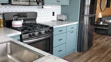 Coffee/tea maker, fridge, microwave, oven