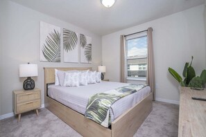 Room - Modern Vacation Home 5 BR, 4.5 BA Villa Sleeps 12! (Davenport)