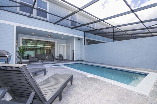 Modern Vacation Home 5 BR, 4.5 BA Villa Sleeps 12!
