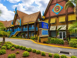 Ein Resort im tropischen Stil, mit einem Schild für 'Westgate Cocoa Beach Resort' und einem Willkommensschild.
