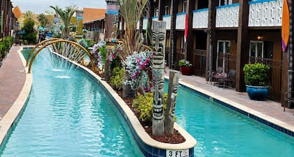 PRICE DROP! 2BR Resort Villa, Pool, Splash Pad, Gym & Shuttle. Great for family.