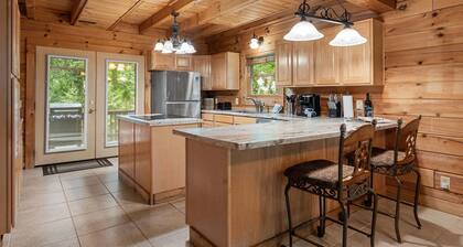 Authentic Log Cabin Mins to Thunder Ridge&Big Cedar_Free Attraction Tickets_Pvt Hot Tub_Pool Table