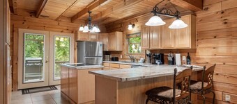 Authentic Log Cabin Mins to Thunder Ridge&Big Cedar_Free Attraction Tickets_Pvt Hot Tub_Pool Table