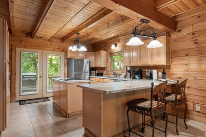 Authentic Log Cabin Mins to Thunder Ridge&Big Cedar_Free Attraction Tickets_Pvt Hot Tub_Pool Table