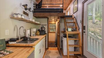 Kühlschrank, Herdplatte, Wasserkocher mit Kaffee-/Teezubehör, Toaster