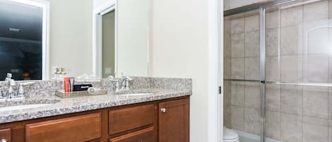 House, Multiple Beds, Pool Access, Pool View (WW104-2159-7-GP) | Bathroom
