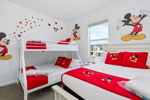 Room - Free Water Park Walking Distance! (Davenport)