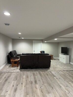 Smart TV, fireplace, computer monitors - Spacious 4-bedroom home in a beautiful neighborhood on the edge of town (Dubuque)