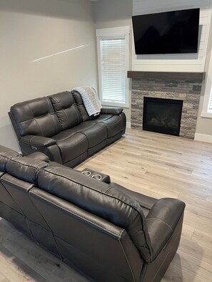 Smart TV, fireplace, computer monitors - Spacious 4-bedroom home in a beautiful neighborhood on the edge of town (Dubuque)