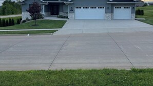 A modern two-story house with a garage, a driveway, and a well-maintained lawn. - Spacious 4-bedroom home in a beautiful neighborhood on the edge of town (Dubuque)