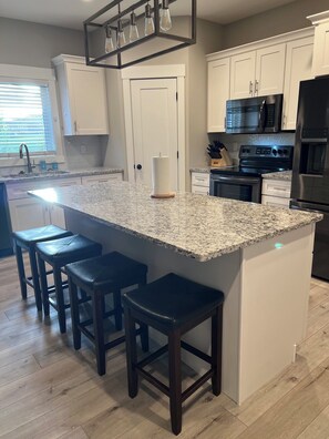 Fridge, microwave, oven, stovetop - Spacious 4-bedroom home in a beautiful neighborhood on the edge of town (Dubuque)