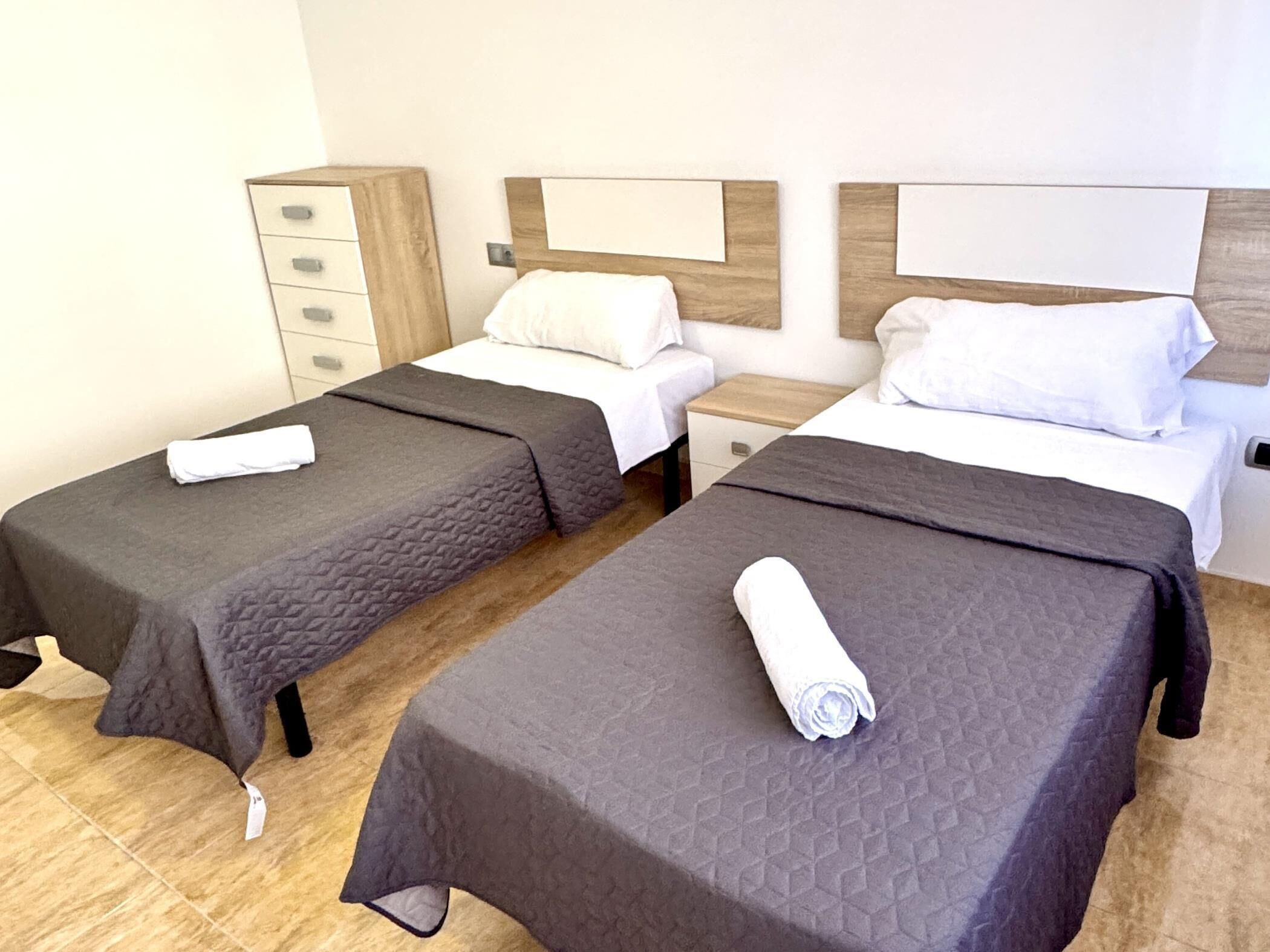 6 slaapkamers, een strijkplank/strijkijzer, internet, beddengoed