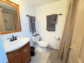 Bathroom - DC Modern Gem: Walk to Wharf and Audi Stadium (Washington)