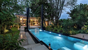 Villa de lujo, 3 habitaciones, alberca privada | Alberca | Alberca al aire libre, sombrillas en la alberca y camastros