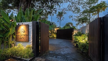 Pintu masuk properti