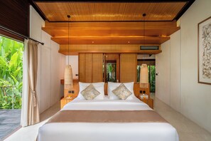 Quarto com cama grande, teto de madeira e vista para o verde lá fora.
