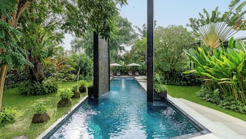 Kolam renang outdoor, dengan payung kolam renang dan kursi berjemur