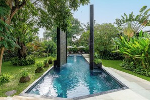 Outdoor pool, pool umbrellas, pool loungers - Casa Contenta Kouru (Badung)