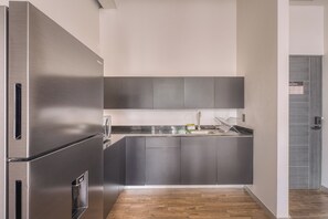 Lyxig studiosvit | Eget kök | Stort kylskåp, spishäll och grytor/köksredskap