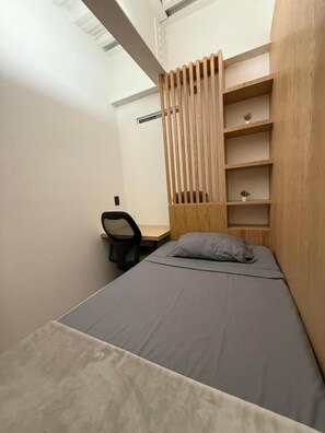Habitació individual, bany compartit | Espai de treball apte per a portàtils i wifi gratuïta 