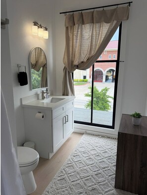 Bathroom - New studio apartment in wonderful Galveston. Close to cruise terminals! (Galveston)