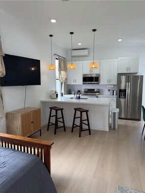 Private kitchen - New studio apartment in wonderful Galveston. Close to cruise terminals! (Galveston)