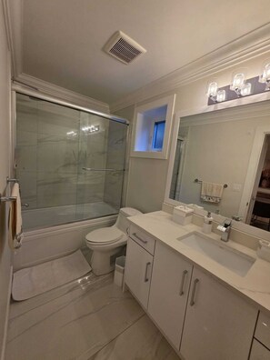 Bathroom - Enjoy Spacious 3BED Retreat & Experience the Top-Rated North Shore Lifestyle. (North Vancouver)