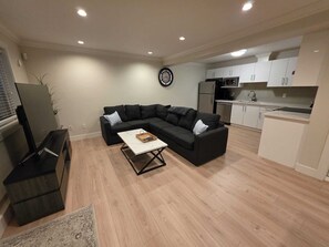 Living area - Enjoy Spacious 3BED Retreat & Experience the Top-Rated North Shore Lifestyle. (North Vancouver)