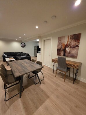 Dining - Enjoy Spacious 3BED Retreat & Experience the Top-Rated North Shore Lifestyle. (North Vancouver)